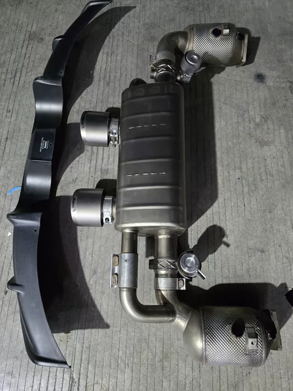 ท่อไอเสีย Akrapovič Porsche 991.2 พร้อมลิปหลังคาร์บอน